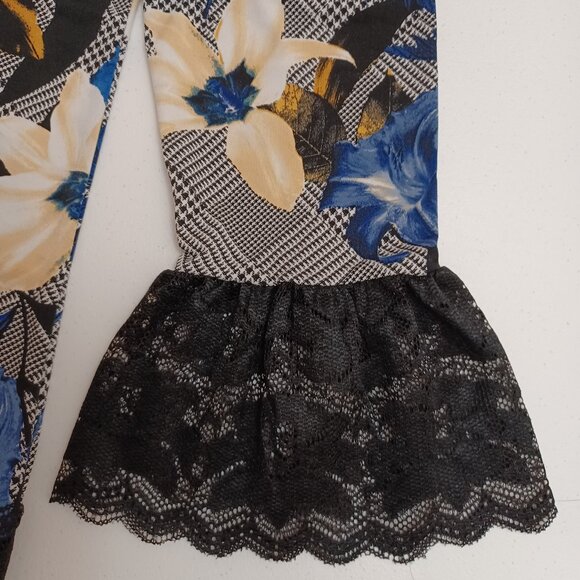 Women's Susan Graver Flower & Lace Tunic Size Medium - Picture 7 of 10